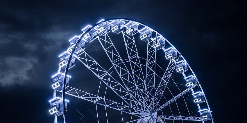 Colourful Ferris wheel at Gogamedi Festival, the best place near Gogaji Temple for fun.