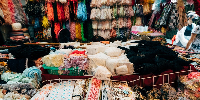An image of a beautiful, vibrant market showcasing Indian Spices in Gole Market.