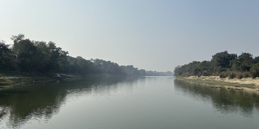 An image of the Gomti River with calm waters, showcasing famous lakes in Lucknow.