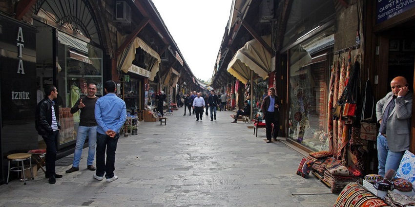 A picture of Arasta Bazaar, Edirne, showcasing traditional Turkish handicrafts and souvenirs.