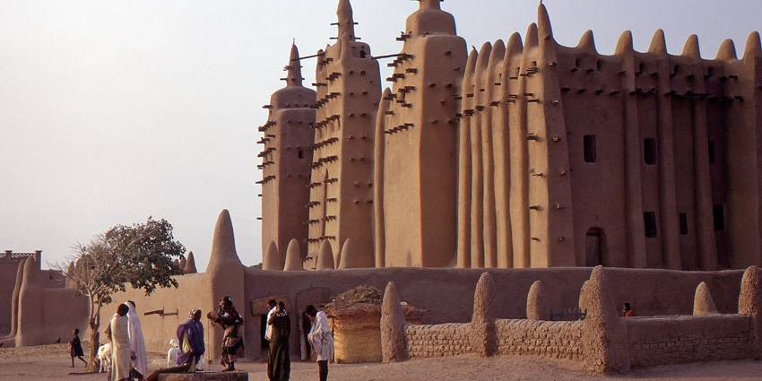 Landscape view of the Great Mosque of Djenné, one of the largest mud-built structures.