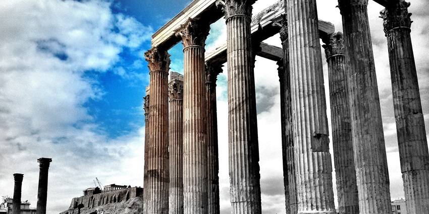 Ancient ruins, captivating islands, and Mediterranean cuisine to enjoy in Greece.