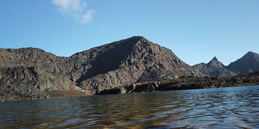 Dagala lake with its shallow waterbody with stones surrounded by rocky mountains