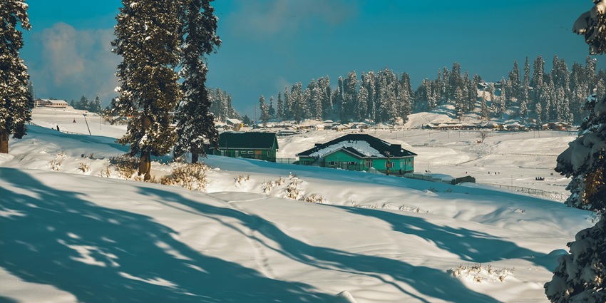 An image showing a view of Gulmarg, a popular tourist destination for couples in India.