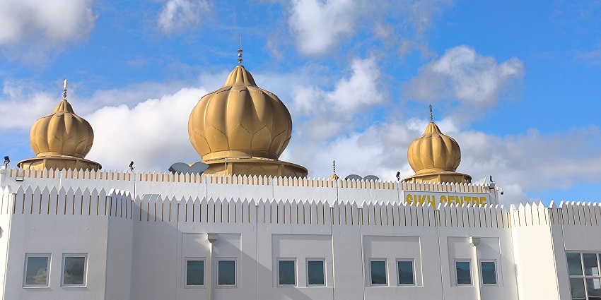 Complex of Gurdwara Sahib Glenwood with its white walls and shining golden domes.