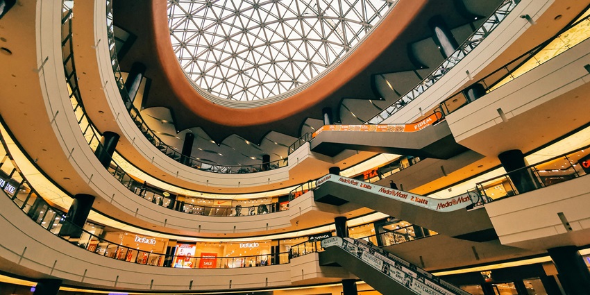 Dubai’s Hamarain Centre mall interior showing polished floors, branded stores, and relaxed weekday foot traffic, one of the best shopping malls in Deira Dubai.