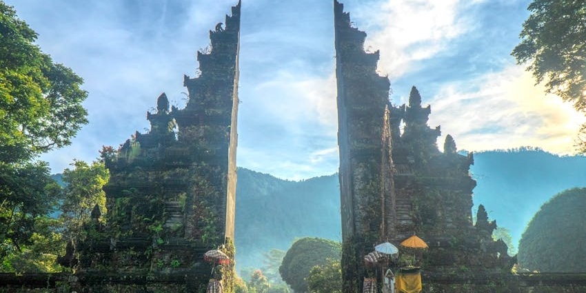 Handara Iconic Gate, a stunning Balinese landmark, attracts visitors with its symmetry, culture, and scenic backdrop.