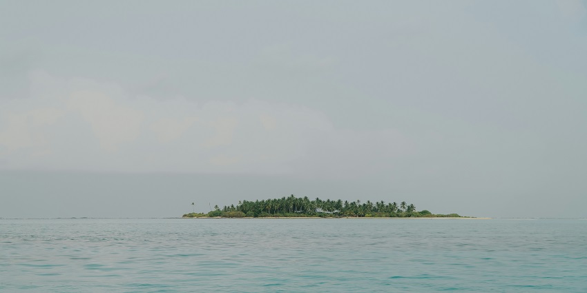 A scenic view of the Hanifaru Bay in Maldives surrounded by shimmering blue waters.