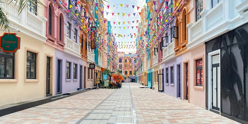 An image showing busy streets in Hanoi, one of the best places to visit in Vietnam in October.