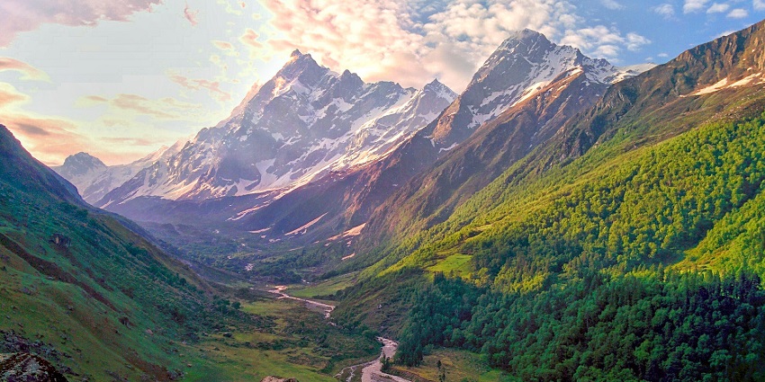An image of the entrance to Har Ki Dun, a destination popular for trekking in November