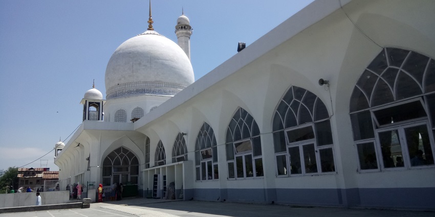 A picture of Hazratbal Shrine, standing peacefully beside the frozen Dal Lake