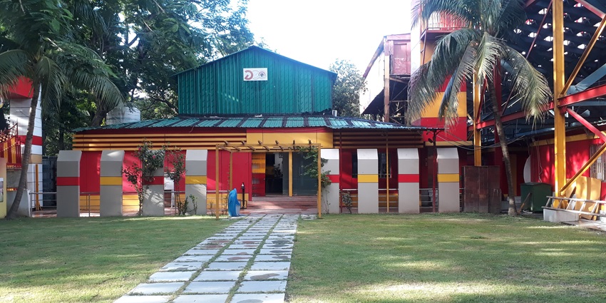 View of the entrance of Heliopolis Sporting Club, a historical leisure spot.