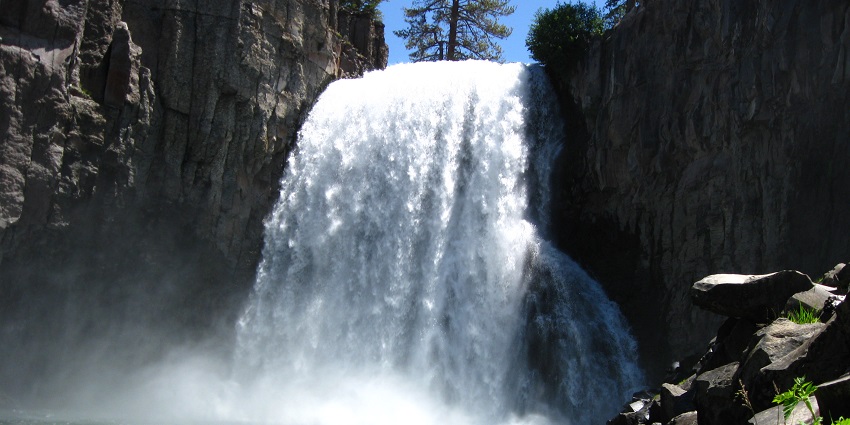 Rainbow falls in Mammoth Lakes with big rocky cliffs - things to do in mammoth lakes in april