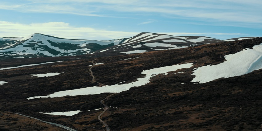 A picturesque view of the paths of Charlotte Pass to Mount Kosciuszko, with exquisite surroundings.