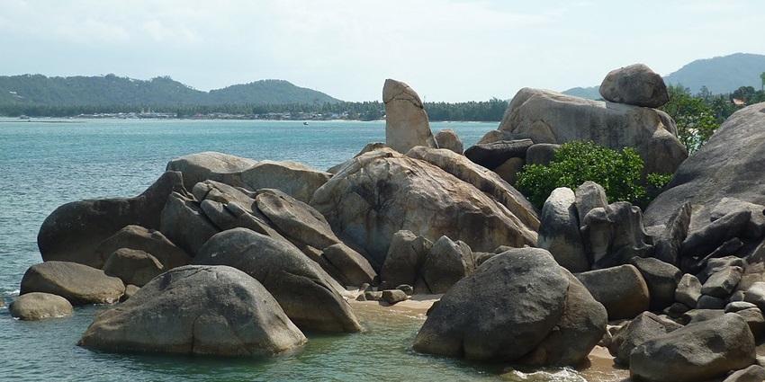 Hin Ta and Hin Yai, rock formations near Lamai Beach, Samui’s coast, shaped by nature.
