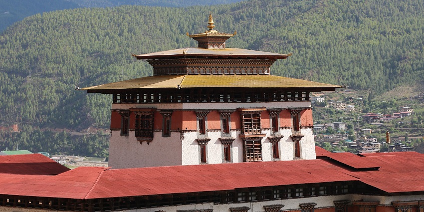 A panoramic view of Rinpung Dzong with beautiful mountains in the background.