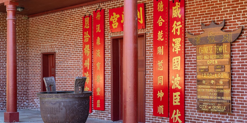 An image of a traditional temple resembling the Hock Teck See in Singapore