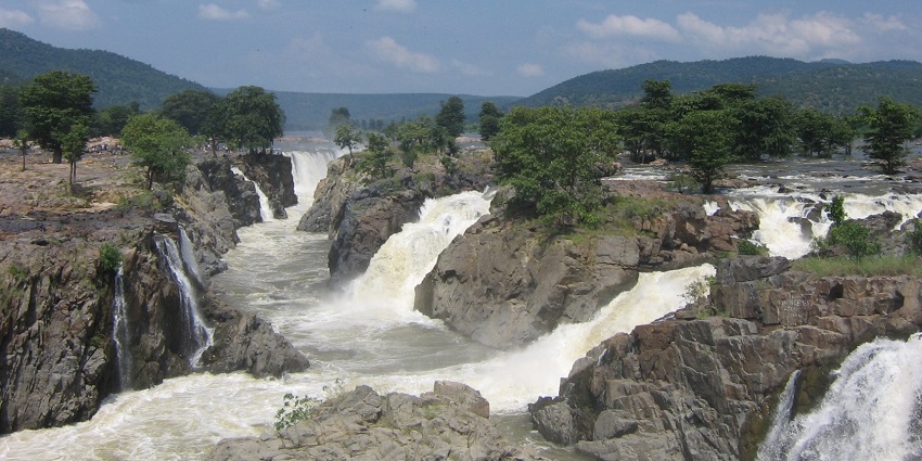 An image of Hogenakkal Falls on the Karnataka & Tamil Nadu border, one of the best waterfalls in India.