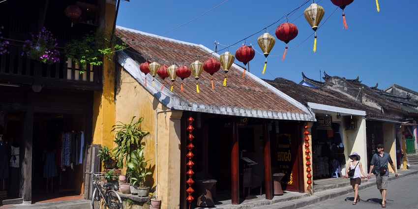 An image of the beautiful lanterns lighting up the streets of Hoi An Ancient Town.