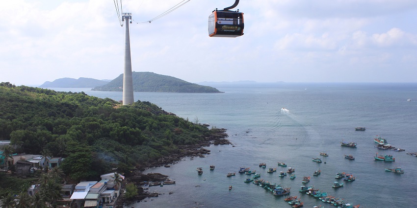 An amazing view of Hon Thom Island in Phu Quoc, featuring clear waters and greenery.