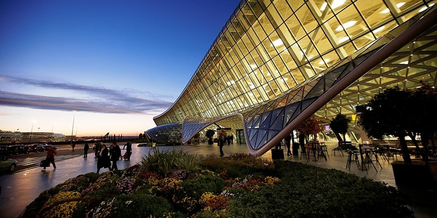 An image of the luxurious entrance of the Baku Heydar Aliyev International Airport.