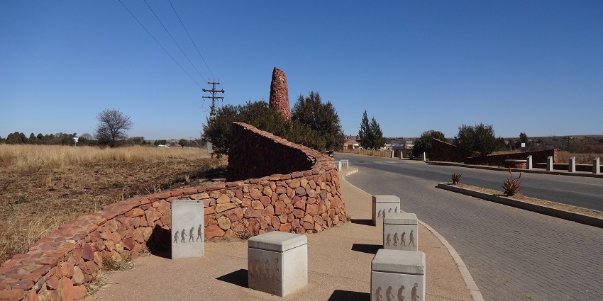 An image of the road leading to the Cradle of Humankind, a UNESCO World Heritage Site.