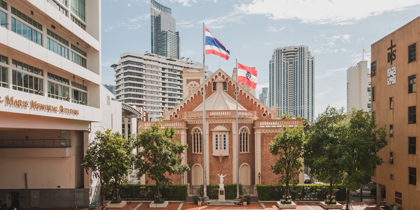 A picture of Assumption Cathedral, Bangkok, with scenic surroundings that make it worth a visit.