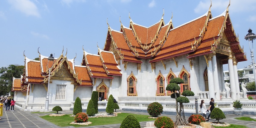 A picture of tourists arriving at the entrance of Wat Benchamabophit.