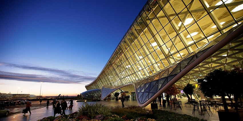 An image of the luxurious entrance of the Baku Heydar Aliyev International Airport.