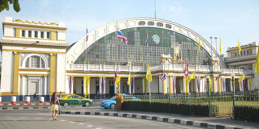Hua Lamphong Railway Station in Bangkok with transit options for reaching the temple nearby.