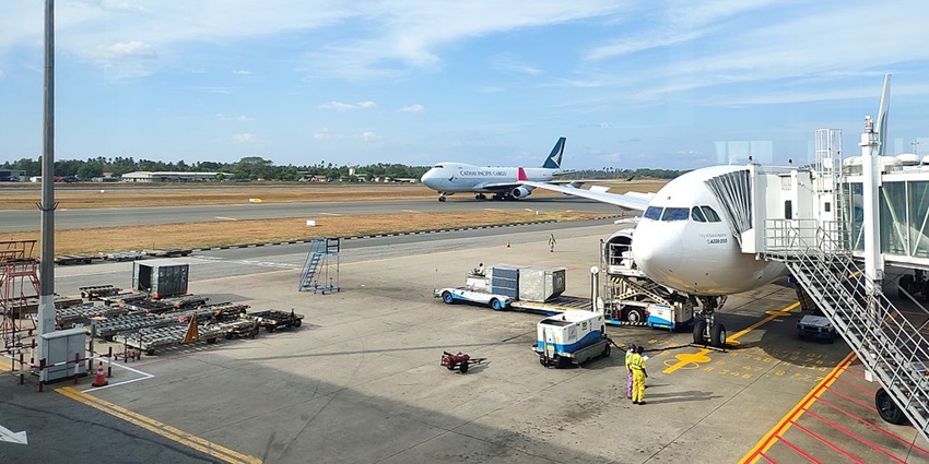 Bandaranaike International Airport in Colombo is a way to reach Ruwanwelisaya Stupa.