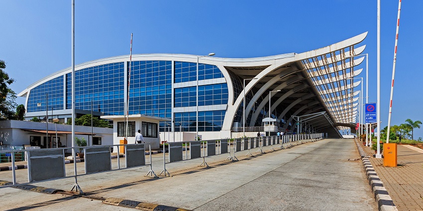 Easily accessible via road, with cabs and taxis from Dabolim Airport