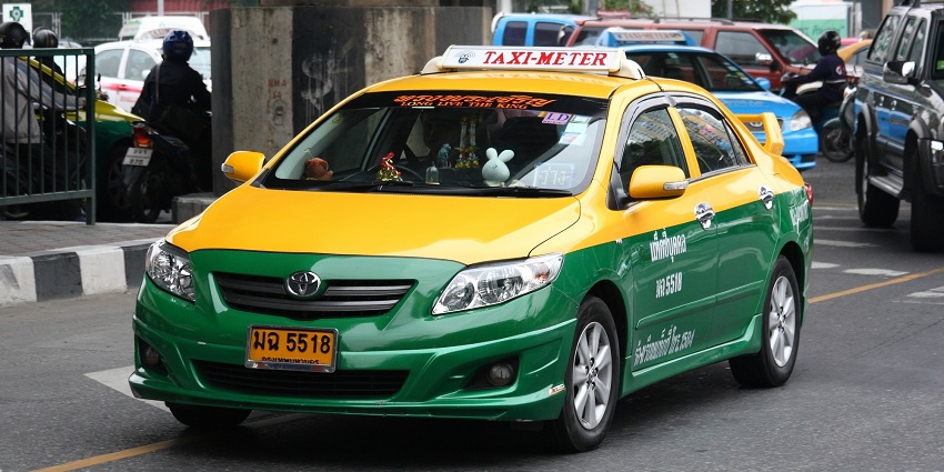A picture showcasing a taxi in Bangkok, which is one of the best ways to travel to this monument.