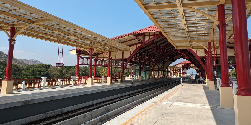 Image of the Hua Hin Railway Station, a market is only a small ride from here
