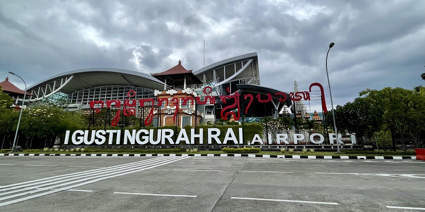 Image of the entrance of Ngurah Rai International Airport on a bright day