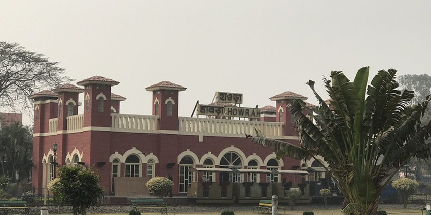 A vintage railway engine at the Howrah Rail Museum, one of the must-visit railway museums in India