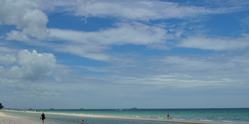 View of Hua Hin Beach in the evening, a best place near Hua Hin for visitors to explore.