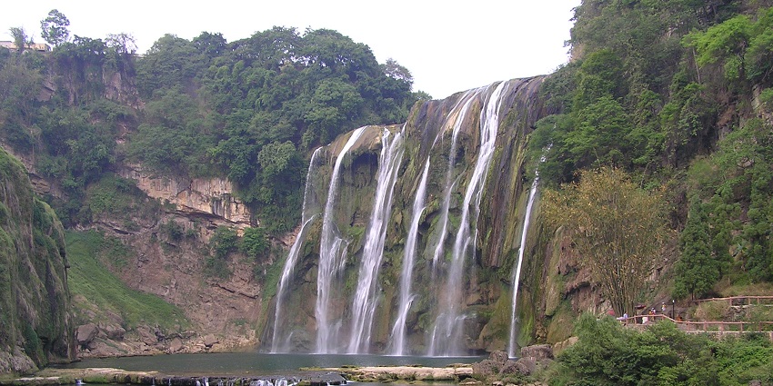 A magnificent waterfall known for its impressive height and surrounding karst landscape.
