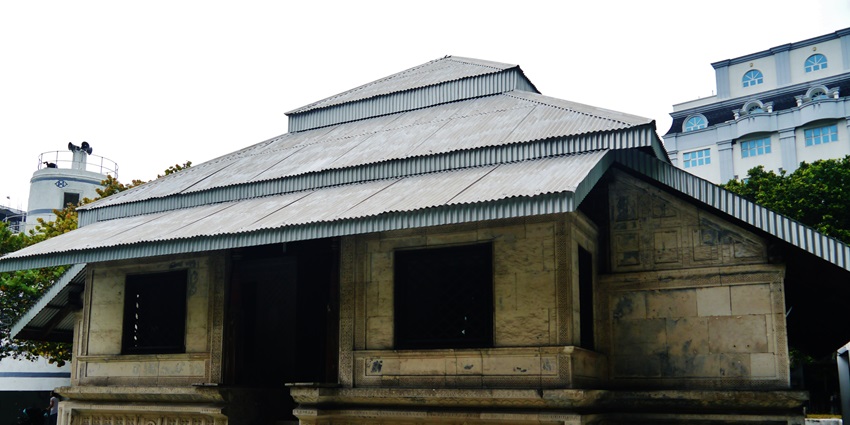 This historic mosque is known for its stunning coral stone architecture and rich heritage.