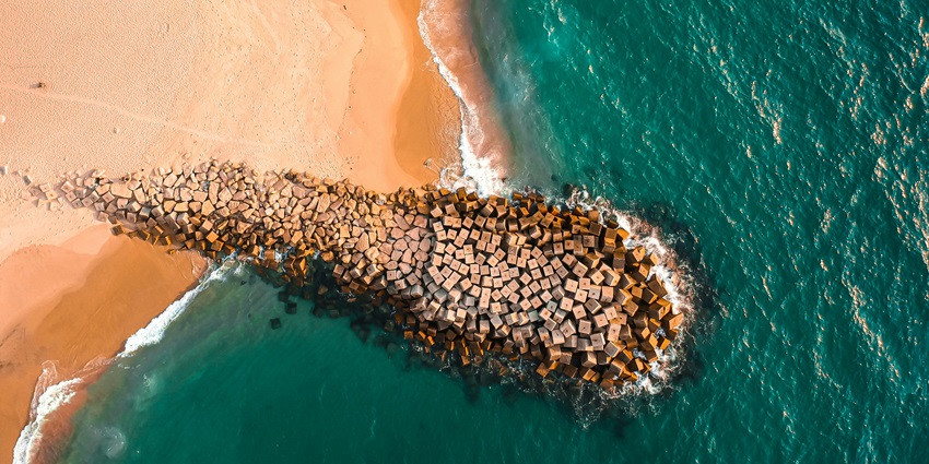 An image of a scenic coastline in Ilha de Luanda, one of the best places to visit in Luanda.