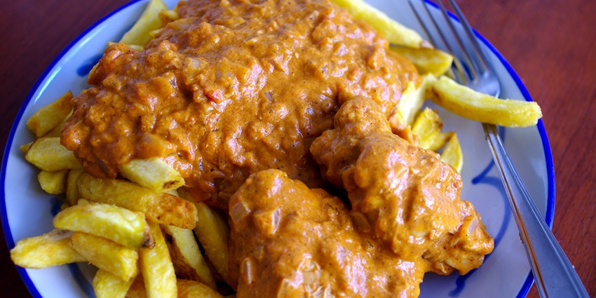 A beautifully plated dish of Moamba de Galinha, one of Angola’s most famous traditional meals.