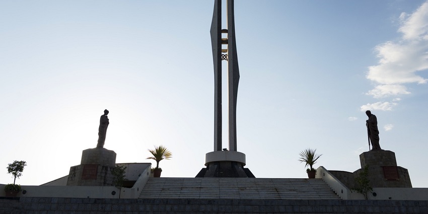 Image of Silhouette of the Martyrs' Memorial Monument, similar to Iraqi Martyr Monument