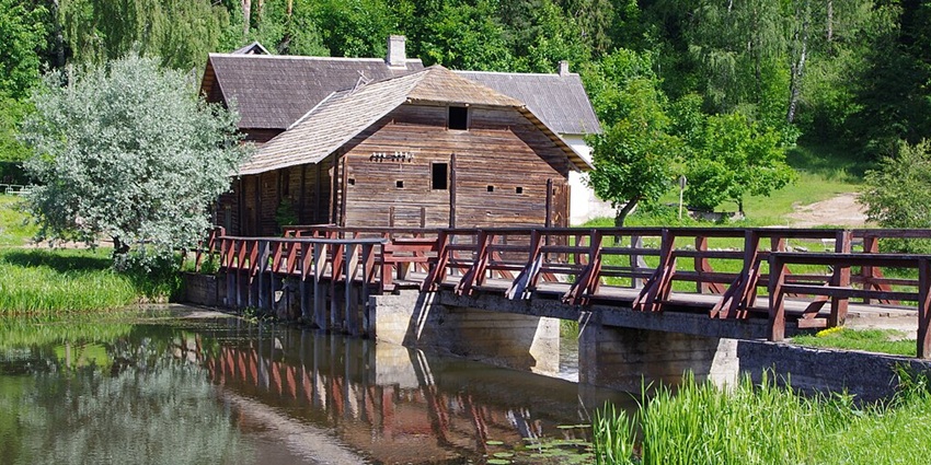 Romantic retreat with serene landscapes, lush greenery, and picturesque waterways ideal for couples and nature lovers.
