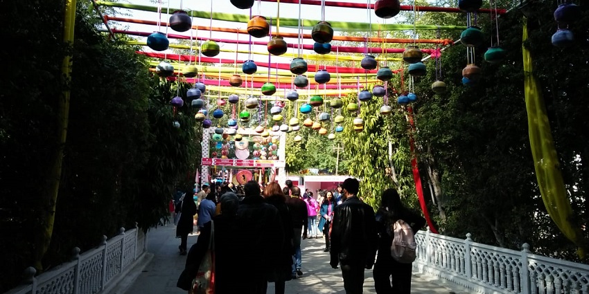 An image of people at the Jaipur Literature Festival (JLF), one of the literature festivals in India.