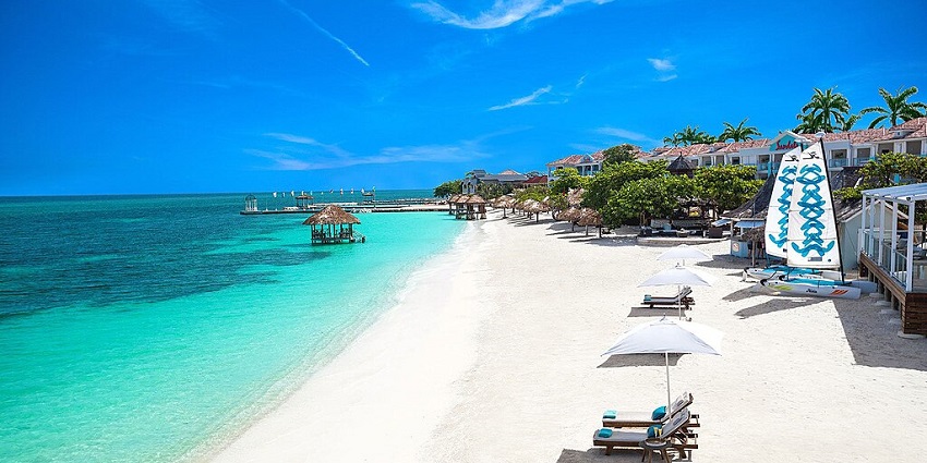Stunning beachfront wedding setup in Jamaica, a dreamy spot among the best beach wedding destinations in the world.