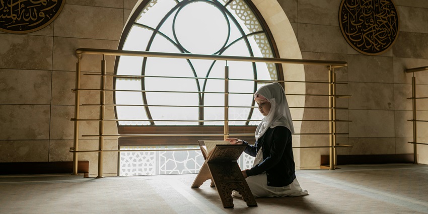 An image showing a girl praying at Jamiul Azhar Mosque, a famous mosque in Vietnam