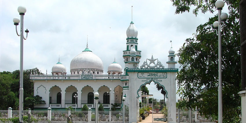 An image of a mosque similar to Jamiul Islamiyah Mosque, a popular mosque in Vietnam