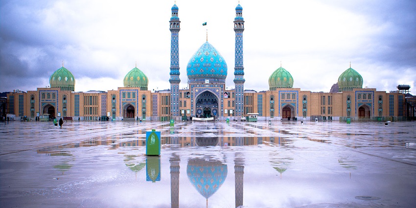 The illuminated Jamkaran Mosque, a sacred Shia mosque in Qom, Iran.