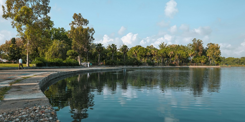 Janeshwar Mishra Park with a serene lake, showcasing famous lakes in Lucknow.