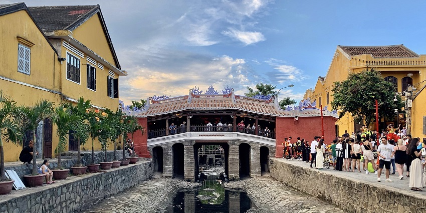 Image of the historic Japanese Covered Bridge in Hoi An, Vietnam, lit up at night.